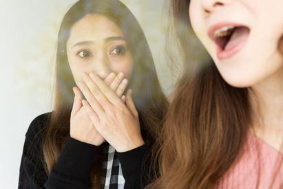 دلیل بوی بد دهان چیست؟ + روش های درمان